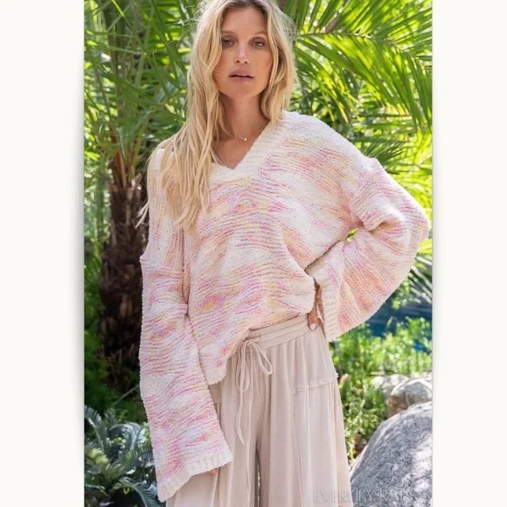 🎀 SUPER SOFT PINK AND CREME OVERSIZED SWEATER 🎀 - Picture 6 of 7